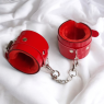 Королевские красные лаковые ЭКО наручники с красным мехом Flirty